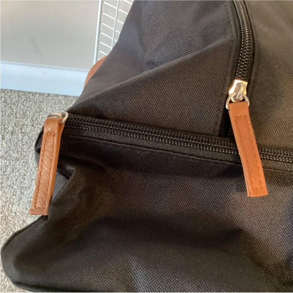 Duffle 🆕 weekender bag, separate zippered open bottom, black bag w/ brown straps